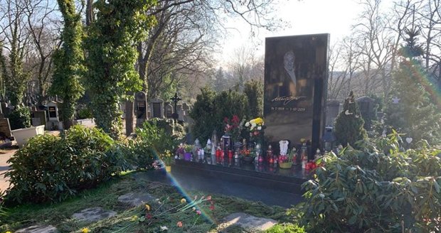 Na hrobě Karla Gotta se objevila jarní výzdoba. Ivana promluvila.