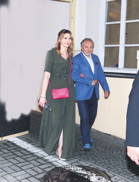 Ivana Gottová a Karel Gott při odchodu z Divadla Na Jezerce.