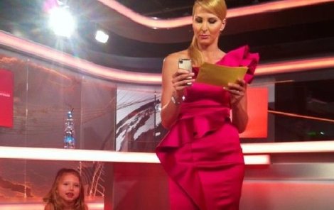 Maminka Ivana Gottová si před vysíláním naposledy pročítá ohlášení k reportážím, její dcera Nellinka jí pozoruje z »Pomíkova okénka«.