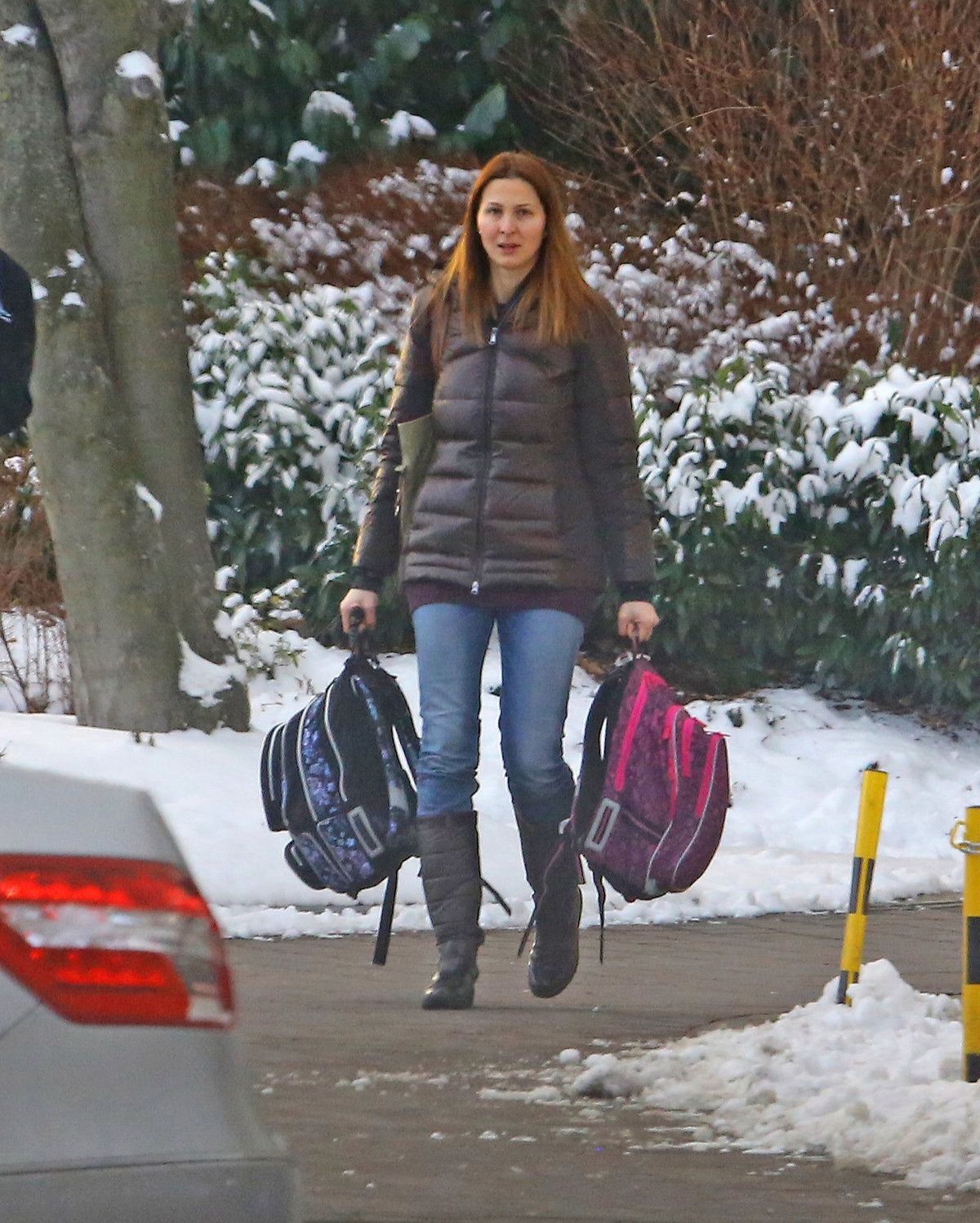 Ivana Gottová vypadá dost unaveně. Dcerám táhla tašky ze školy. 