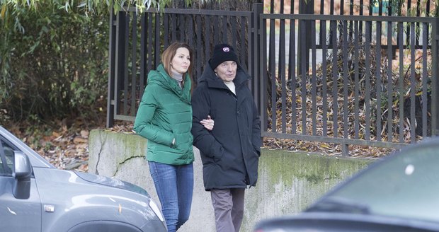 Ivana Gottová na novoroční procházce s manželem Karlem Gottem, který se léčí z rakoviny.