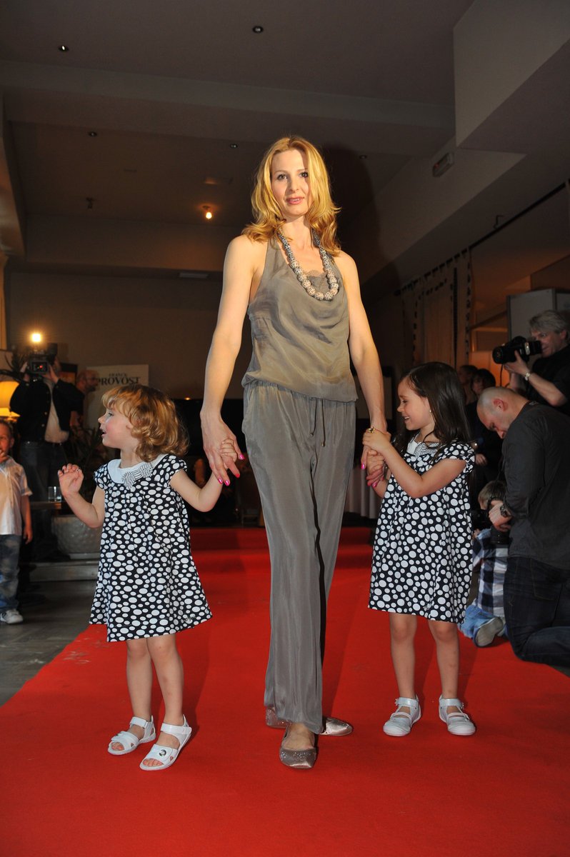 Ivana s dcerkami, které vypadaly ve stejných šatičkách jako dvojčata