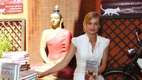 Ivaninu oblíbenou Dobrou čajovnu střeží socha Buddhy.