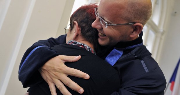 Radost porodní asistentky Ivany Königsmarkové a jejího právníka Richarda Hořejšího po osvobozujícím rozsudku