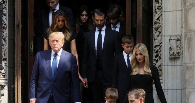 Pohřeb Ivany Trumpové - Donald Trump s Melanií, synem, dcerou a vnoučaty