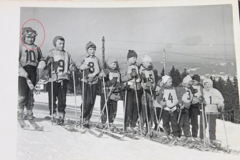 Ivana Trump (v kroužku) na lyžařském výcviku.