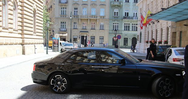 Z letiště Ivanu Trump do hotelu přepravoval nablýskaný vůz Rolls-Royce.