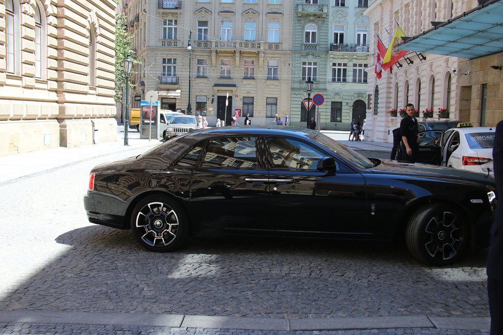 Z letiště jIvanu Trump do hotelu přepravoval nablýskaný vůz Rolls-Royce.