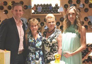 Eric Trump slavil se svou tchyní Lindou Ann Sykes, mámou Ivanou a manželkou Larou, která nosí pod srdcem dítě.