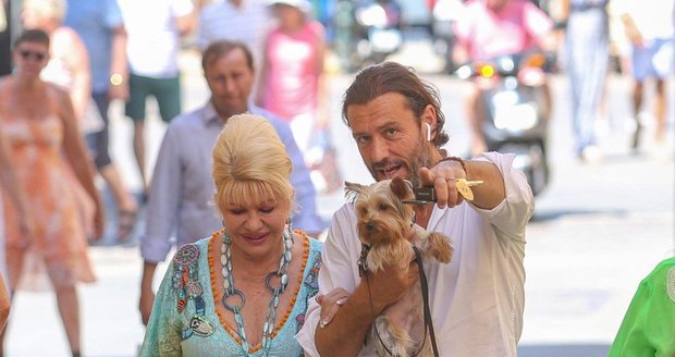 Ivana Trump tráví tradiční dovolenou v St. Tropez se svým italským hřebcem, exmanželem Rossanem Rubicondim