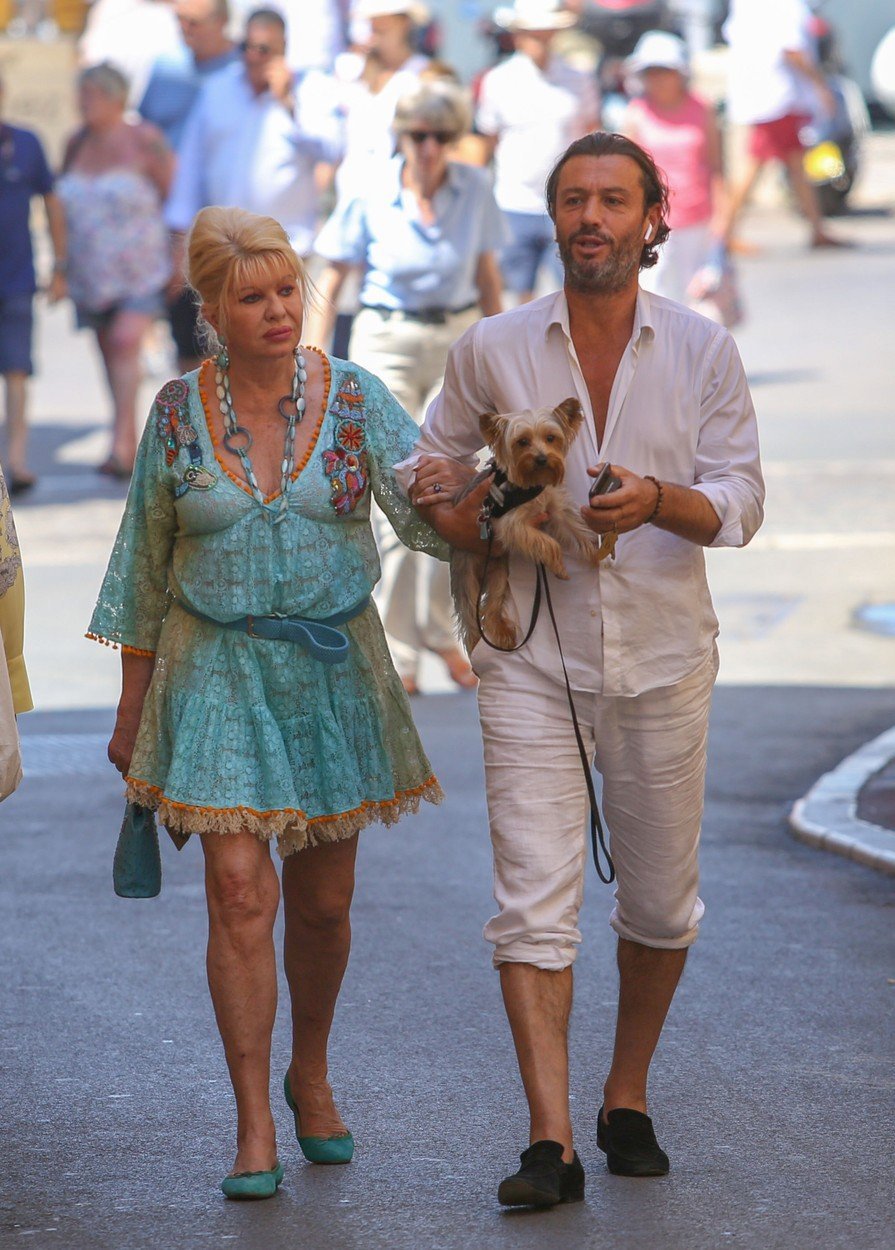 Ivana Trump tráví tradiční dovolenou v St. Tropez se svým italským hřebcem, exmanželem Rossanem Rubicondim.