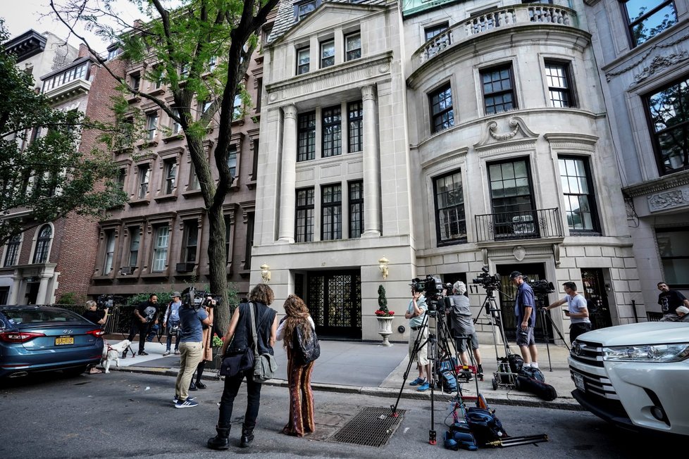Novináři před domovem Ivany Trumpové, Manhattan, 14. 7. 2022