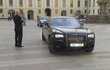 Rolls Royce převážel Ivanu úplně všude.