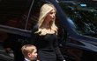 Pohřeb Ivany Trumpové - Ivanka se synem