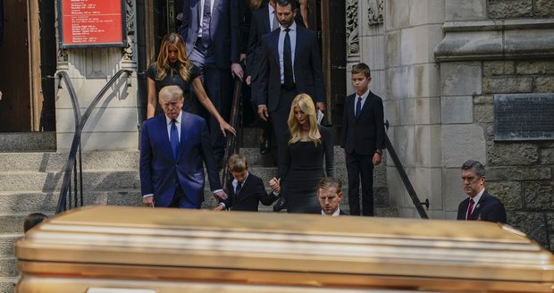 Pohřeb Ivany Trumpové - rakev