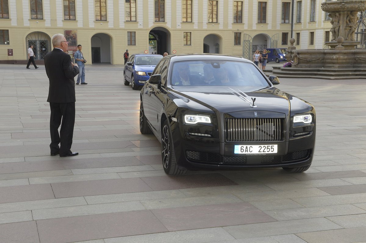 Rolls Royce převážel Ivanu úplně všude.