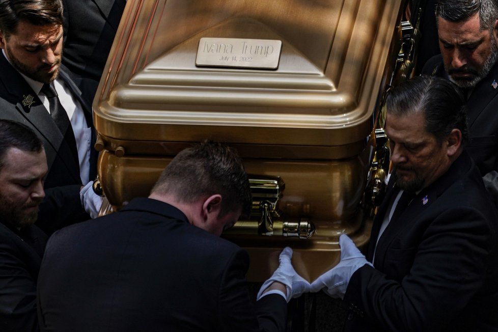 Pohřeb Ivany Trumpové - rakev