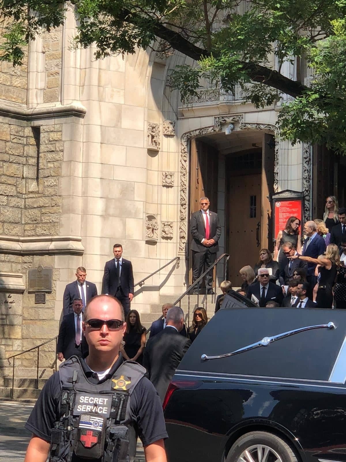 Pohřeb Ivany Trumpové - Donald Trump odchází