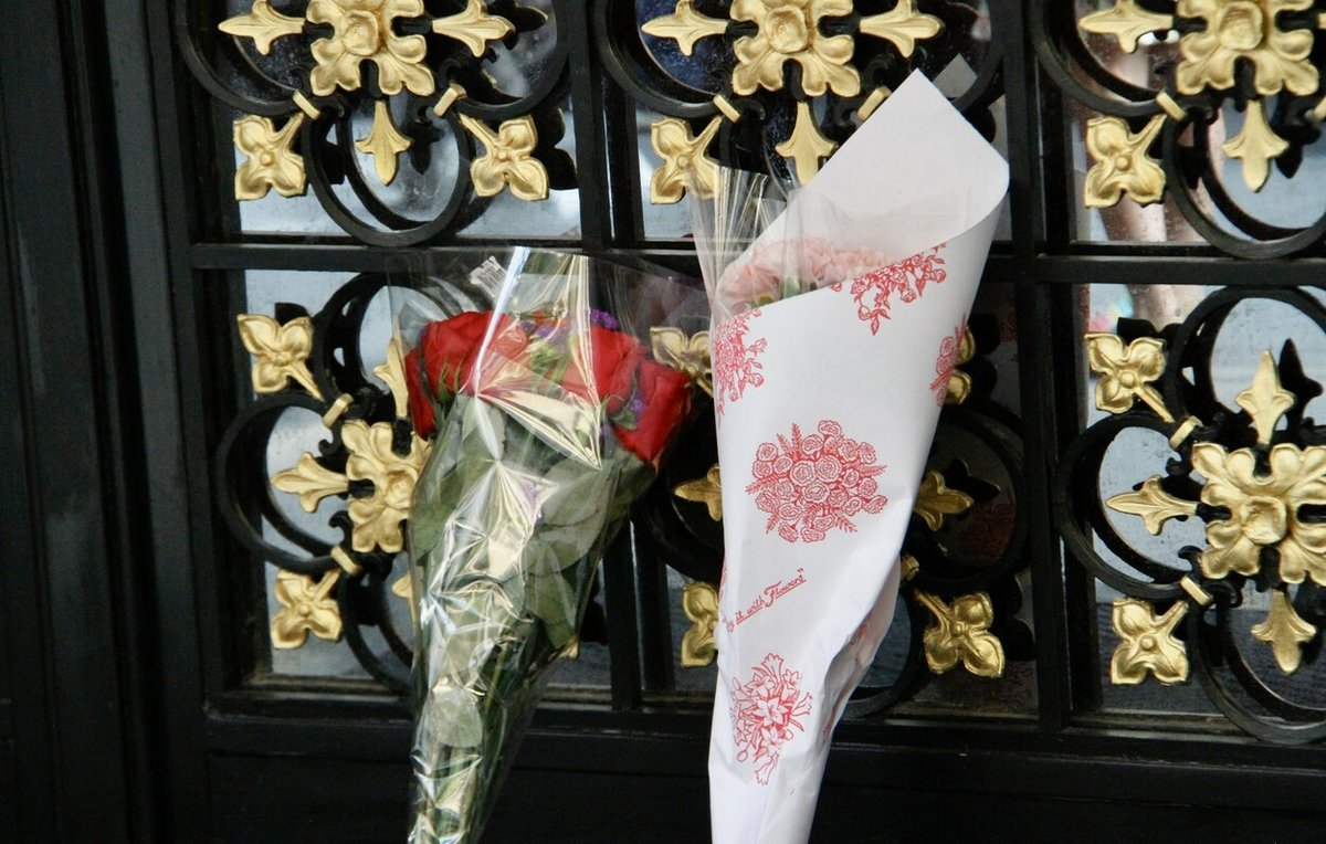 U dveří do domu se objevují vzkazy a květiny.