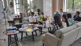 Ivana Zemanová se na návštěvě Číny setkala se studenty. Vyzkoušela si kaligrafii.