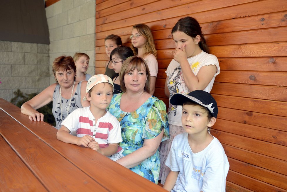 Ivana Zemanová s dětmi z Klokánku