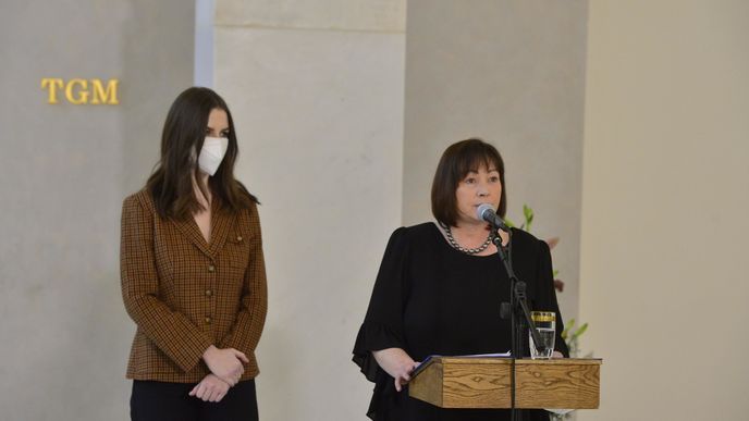 Ivana Zemanová s dcerou Kateřinou po boku (ne)informovaly o zdravotním stavu prezidenta Zemana