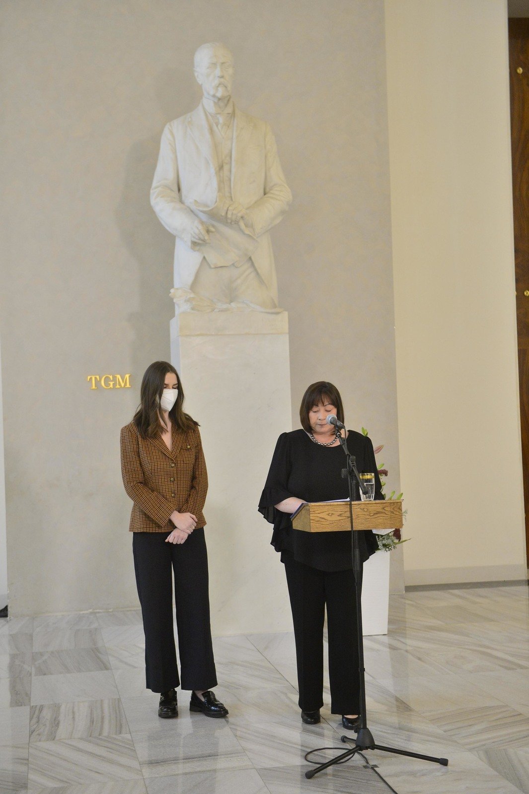 Ivana Zemanová s dcerou Kateřinou po boku (ne)informovaly o zdravotním stavu prezidenta Zemana