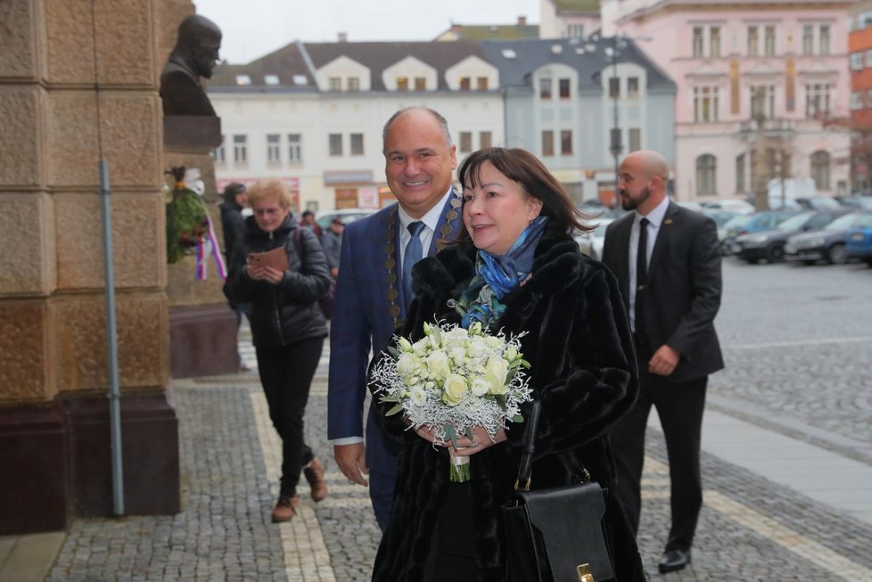 Starosta Náchoda Jan Birke vítá první dámu Ivanu Zemanovou (5. 12. 2022).