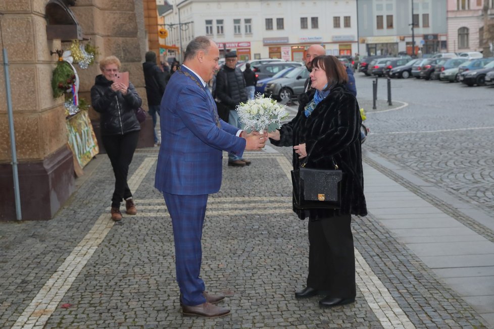 Starosta Náchoda Jan Birke vítá první dámu Ivanu Zemanovou.
