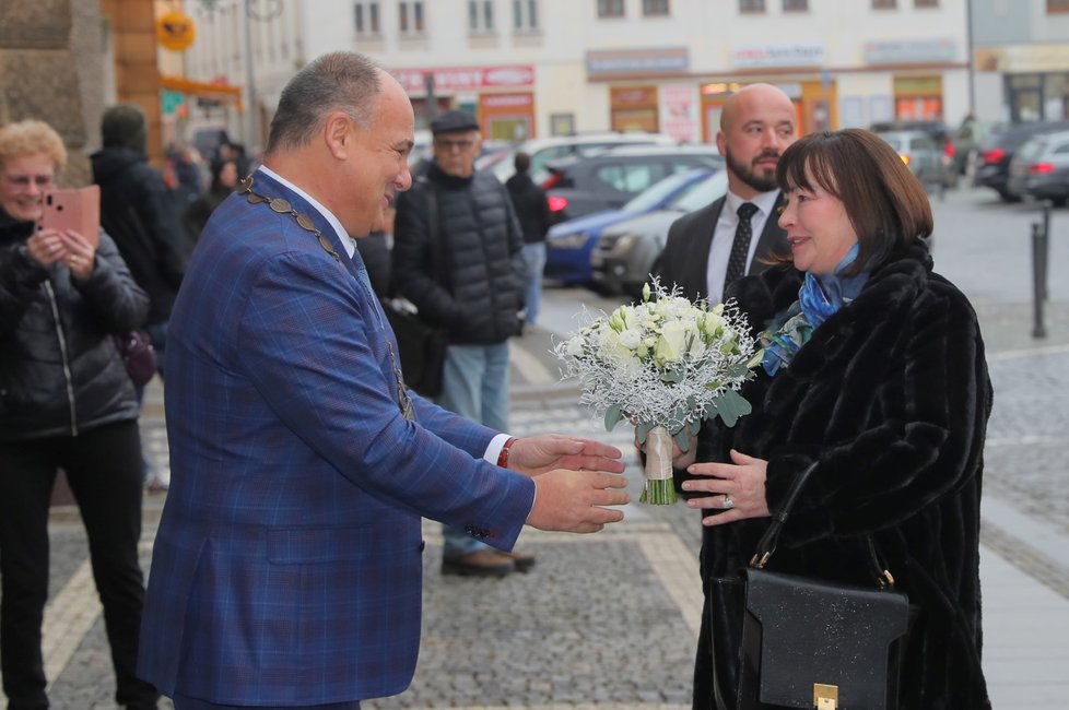 Starosta Náchoda Jan Birke vítá první dámu Ivanu Zemanovou. (5.12.2022)