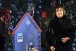 První dáma Ivana Zemanová rozsvítila na Pražské hradě vánoční strom