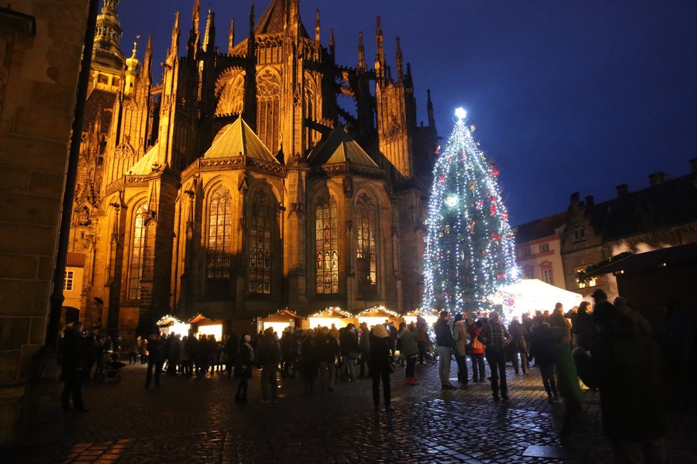 Ivana Zemanová rozsvítila na Pražském hradě vánoční strom a zahájila charitativní sbírku pro SOS dětské vesničky.