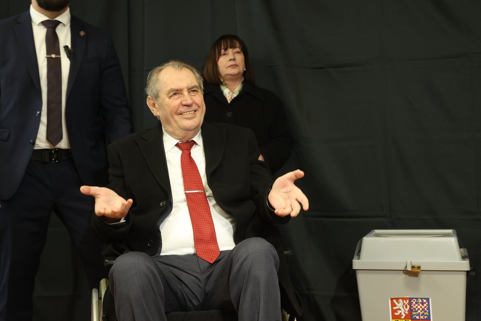 Miloš Zeman a Ivana Zemanová přišli volit nového prezidenta (27. 1. 2023).