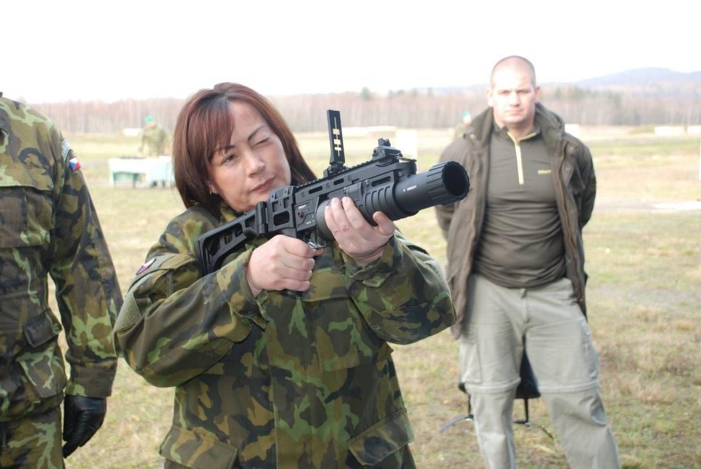 Ivana rozumí i zbraním.