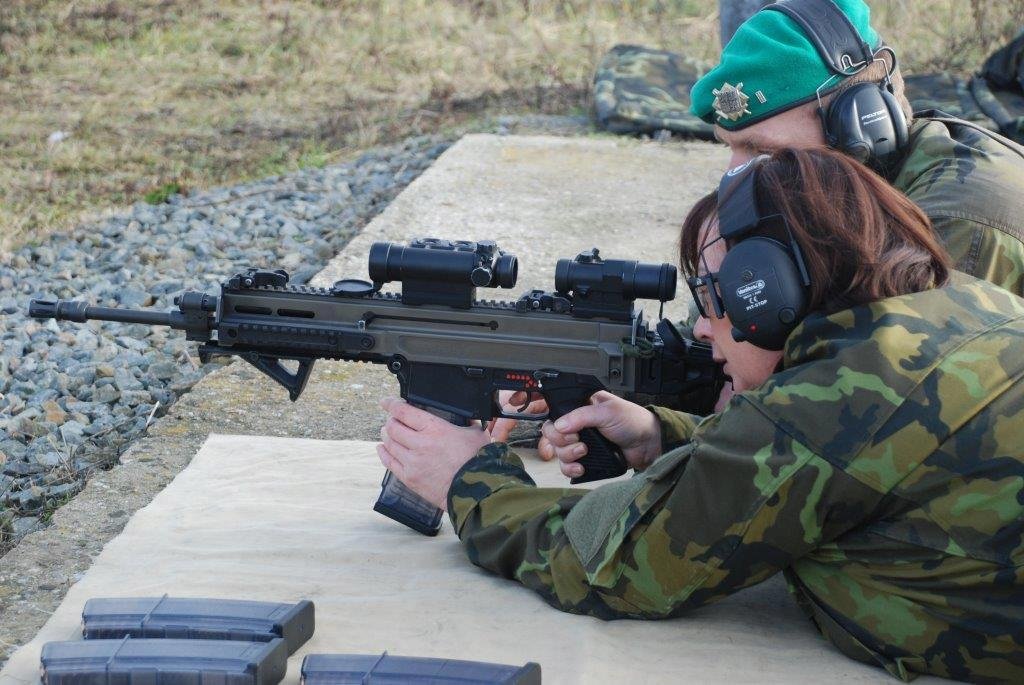 První dáma Ivana Zemanová během návštěvy tankového praporu v Přáslavicích