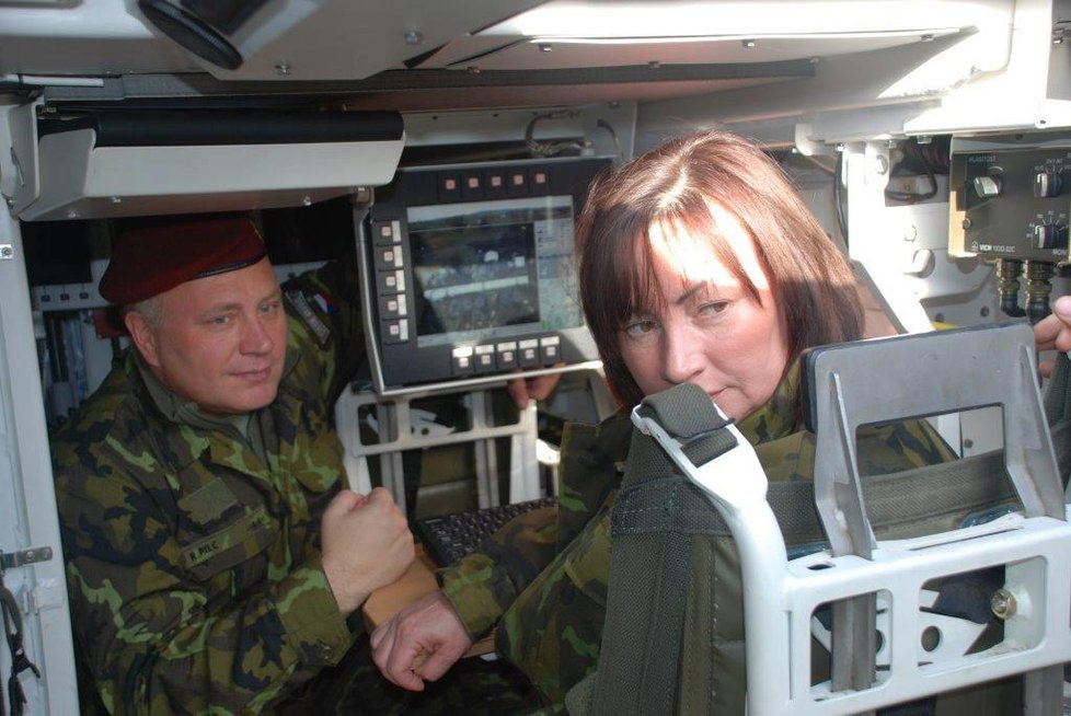 První dáma Ivana Zemanová během návštěvy tankového praporu v Přáslavicích