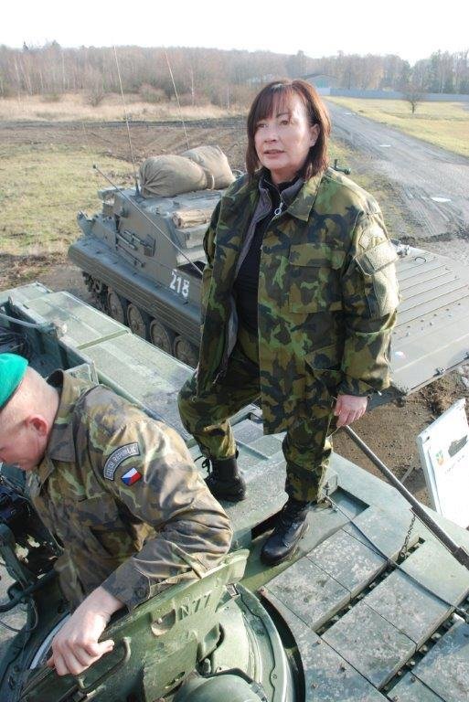 První dáma Ivana Zemanová během návštěvy tankového praporu v Přáslavicích