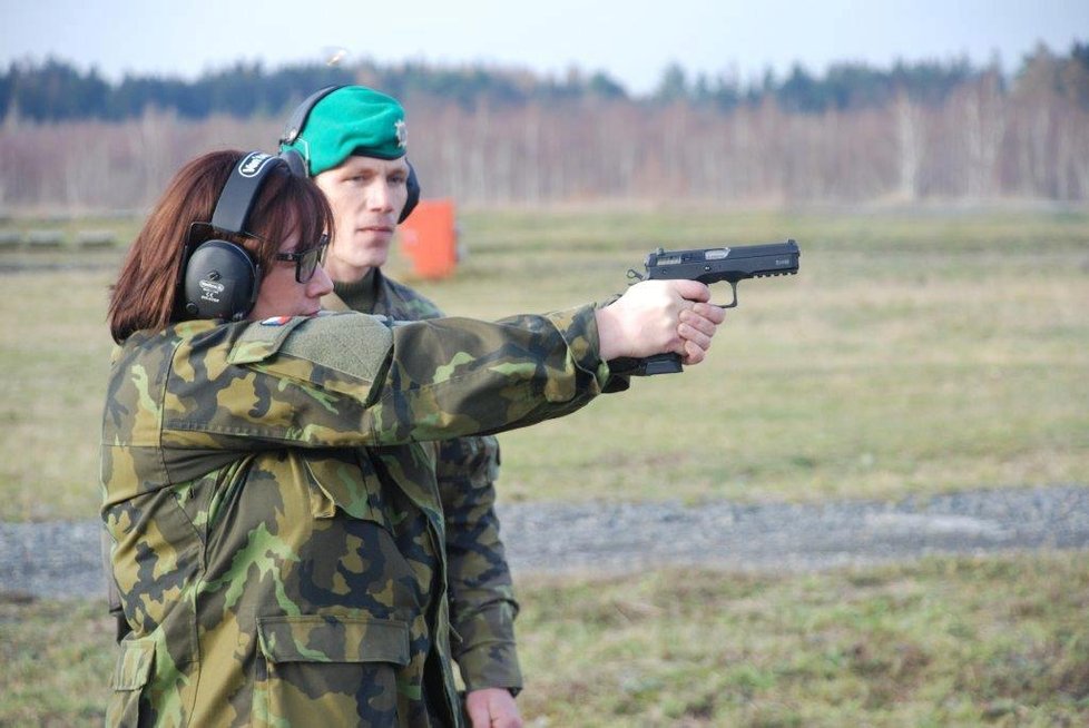 První dáma Ivana Zemanová je svojí náklonností ke zbraním známá.