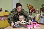 Ivana Zemanová navštívila vojenskou školku. Mateřská škola je součástí projektu ministerstva obrany. Navštěvuje ji 22 capartů.