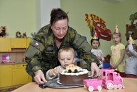 Zemanová u pilotů v Čáslavi: Otevírala první vojenskou školku