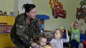 Ivana Zemanová navštívila vojenskou školku. Mateřská škola je součástí projektu ministerstva obrany. Navštěvuje ji 22 capartů.