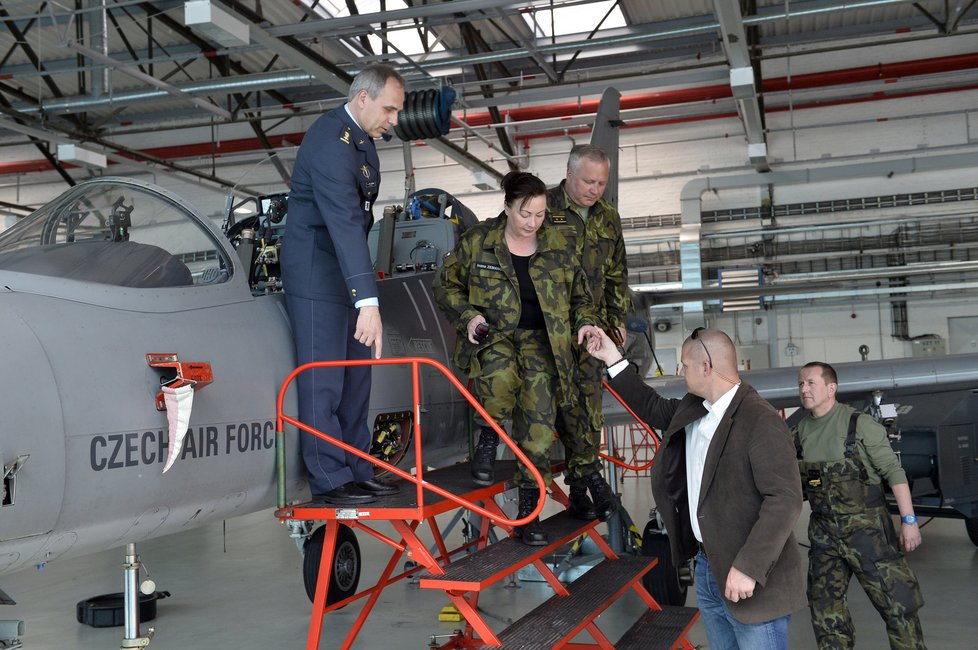 Piloti jsou gentlemani – první dámě vše vysvětlili i pomohli ze schůdků.