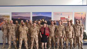 První dáma republiky Ivana Zemanová přivítala na letišti v Praze-Kbelích vojáky, kteří se vrací z mise v Afghánistánu.