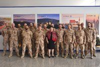 Ivana Zemanová s 19 tvrdými chlapy: První dáma přivítala vojáky po afghánské misi