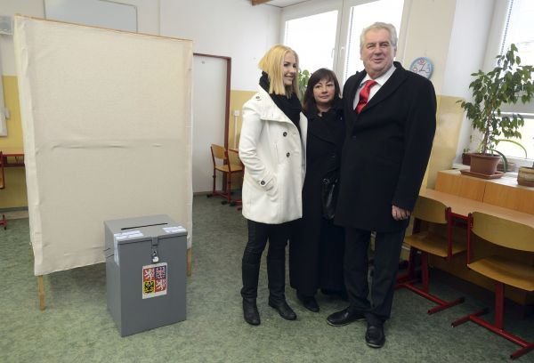 Leden 2013 Prezidentské volby Paní Ivana s tmavě hnědými vlasy se schovává za svého muže a dceru, která ji nahrazovala v kampani.