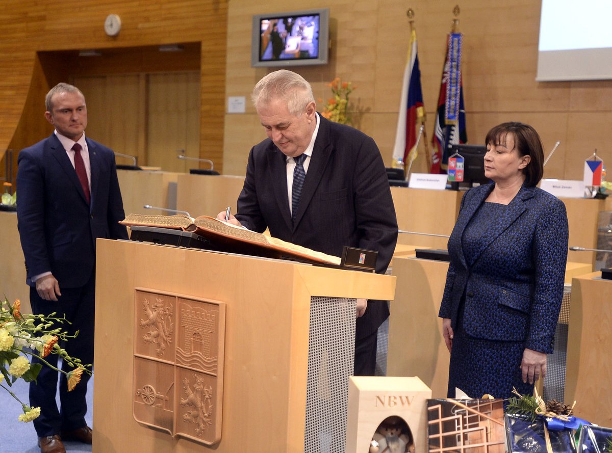 Ivana Zemanová na své modré šaty nedá dopustit. 