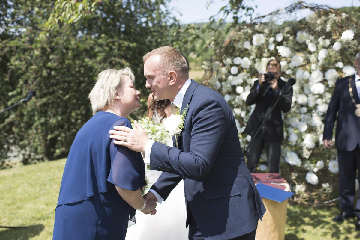 červen 2018 Modré splývavé šaty se hodily i při svatbě protokoláře Kruliše.