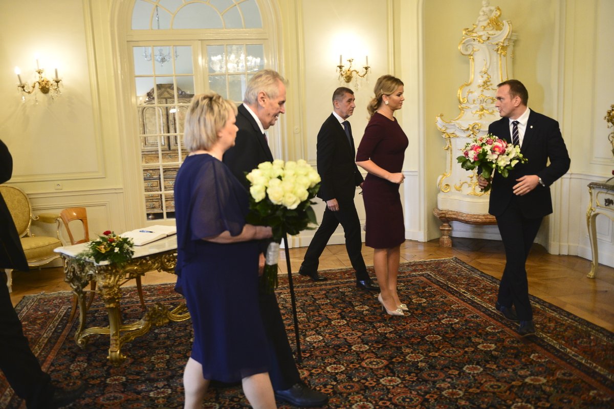 leden 2018 Stejné šaty jen s kratšími rukávy oblékla i na novoroční oběd s premiérem.