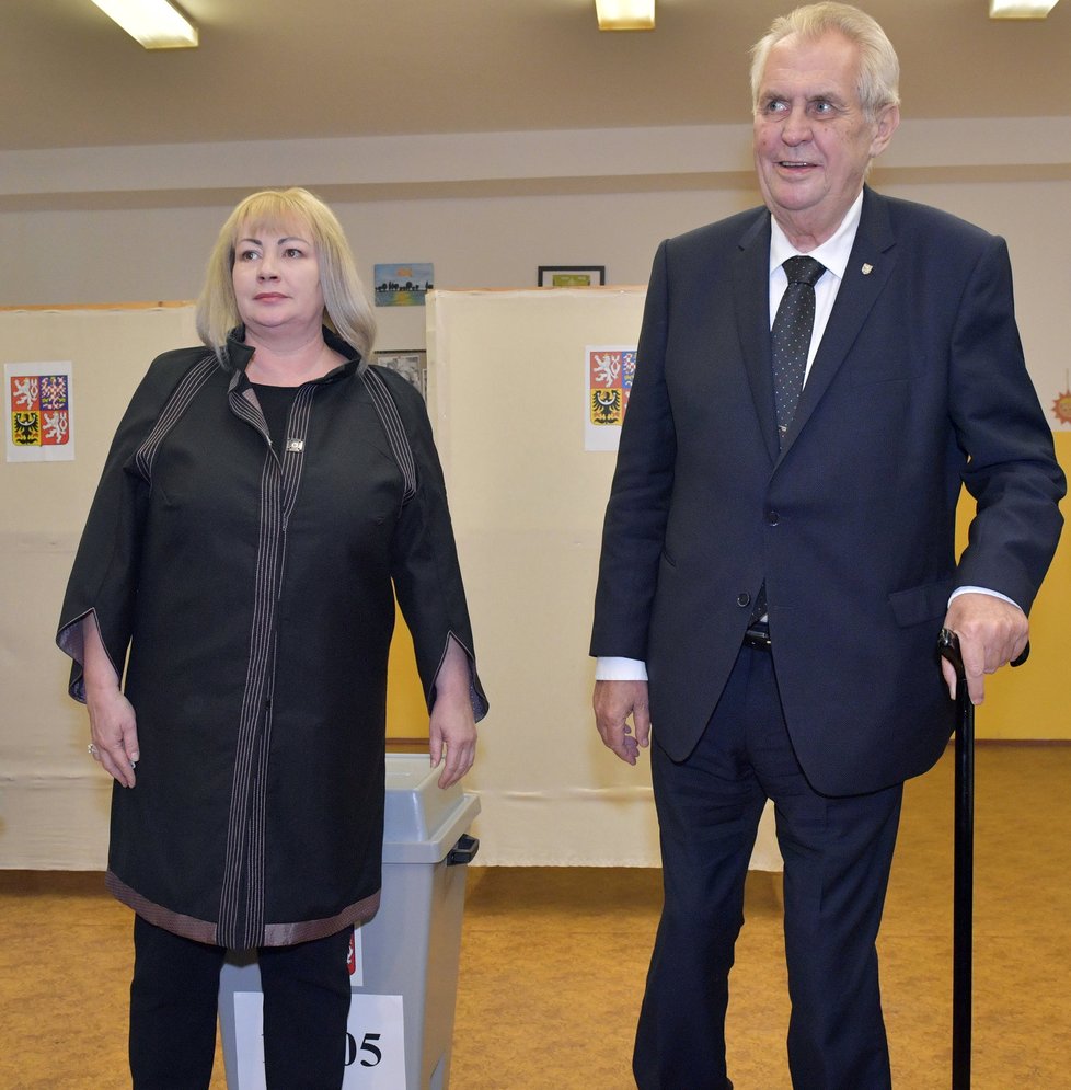 Miloš Zeman volil na Lužinách s manželkou Ivanou.