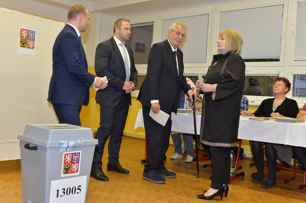 Miloš Zeman volil na Lužinách s manželkou Ivanou.